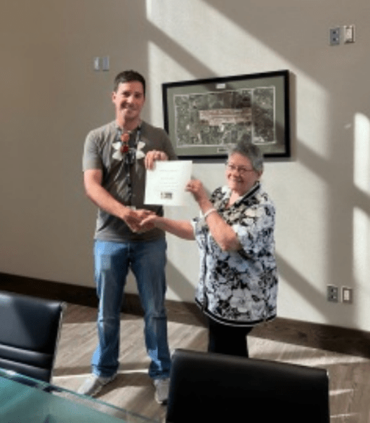 Picture of pilot and contest chair shaking hands